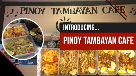 Sentarse a la mesa de un restaurante filipino: Tambayan Café .